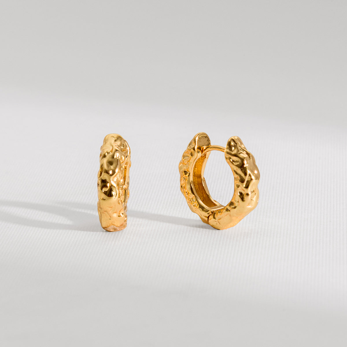 BRINCO ARGOLA MARTELADO DOURADO