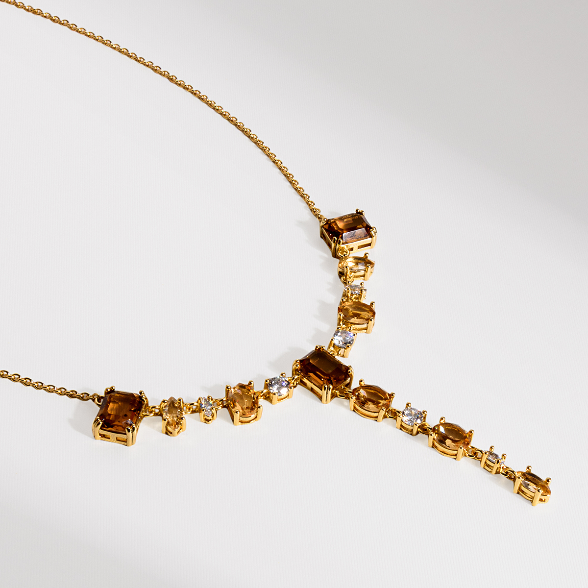 COLAR NUANCES MARROM GRAVATINHA DOURADO