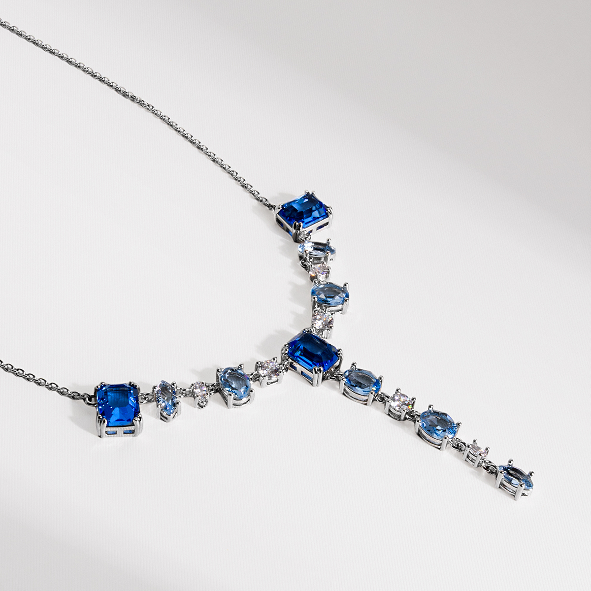 COLAR NUANCES AZUL GRAVATINHA PRATEADO