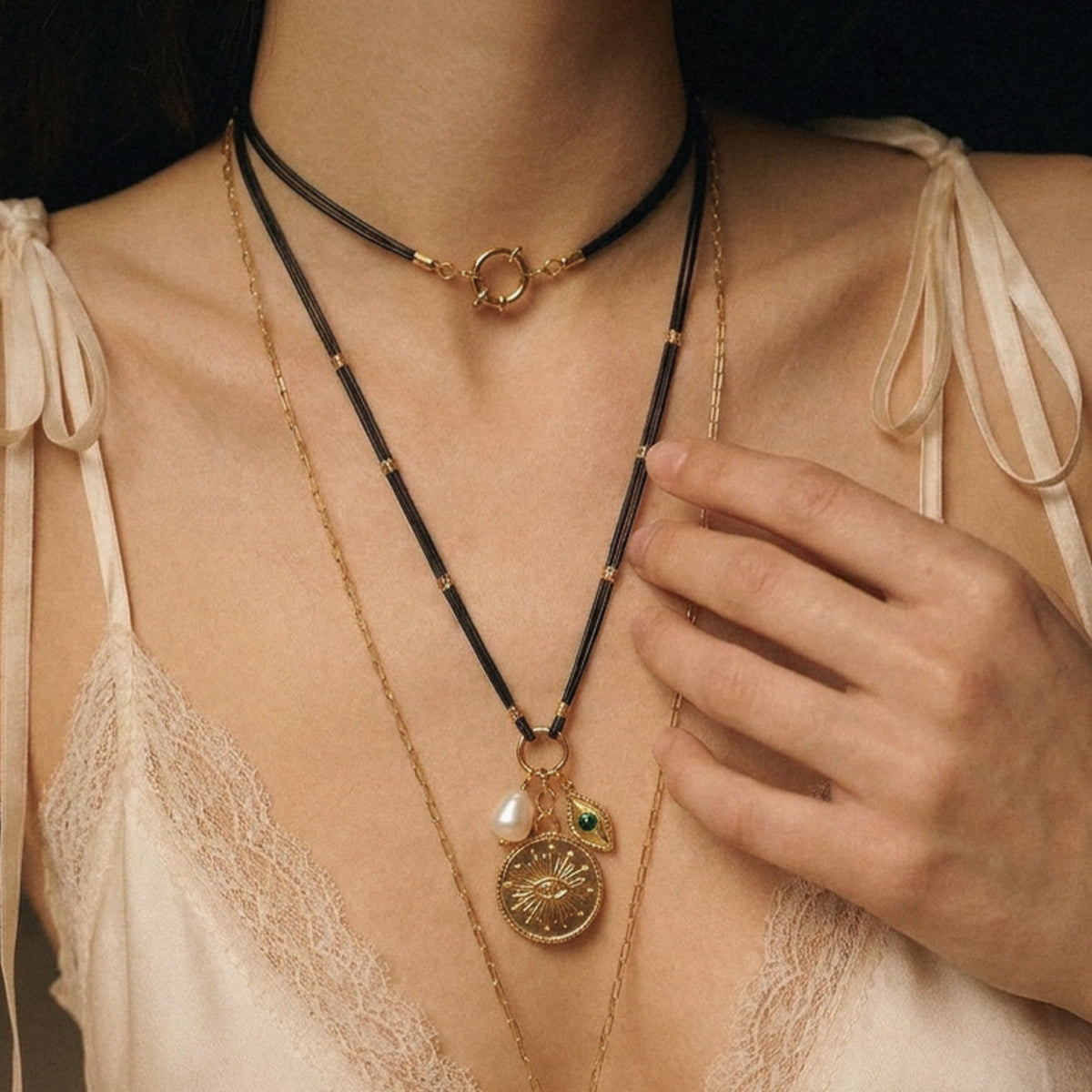 COLAR AURA LONGO PRETO DOURADO